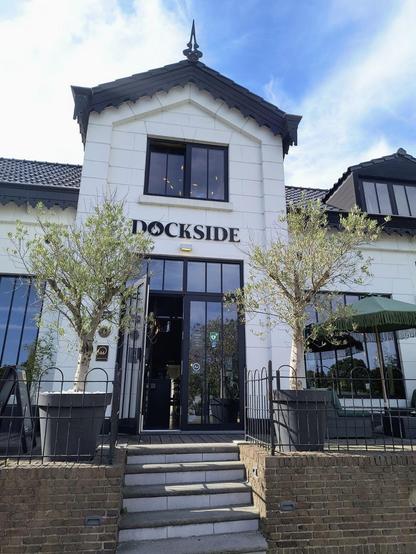 Zu sehen ist die Außenfassade des Restaurant Dockside