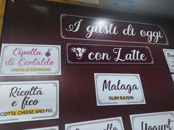 Eisgeschäft in Certaldo mit Angabe der erhältlichen gusti die oggi, darunter "Cipolla di Certaldo" (und ja, ich habe mich drübergetraut, geht eh, auch wenn kein übermäßiges Wiederholungsbedürfnis bei mir mehr vorhanden ist).