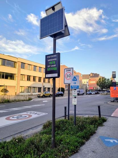 Auf dem Bild sieht man auf einer großen Tempo 30 Straße ein Zählgerät für Fahrräder. 
Zu sehen ist, dass am Aufnahmetag bereits 1975 Fahrräder diese Stelle passier haben, in diesem Jahr bereits 127.856
Die Aufnahme entstand am 19.09.2025 gegen 18:00 Uhr