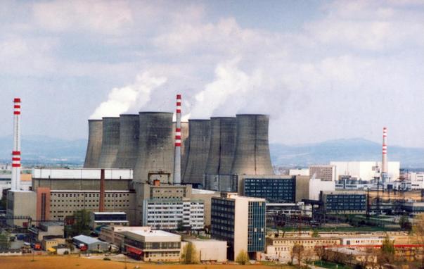 Kernkraftwerk Bohunice, Slowakei: Kühltürme (stillgelegte V1 links und vorne, V2 rechts und hinten)
Quelle: IAEA - Flickr: 04710009
Lizenz: CC BY-SA 2.0