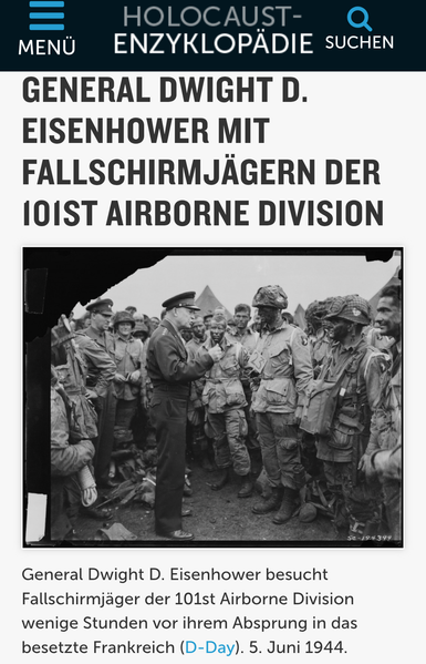 Schwarz-weiß Foto. General Dwight D. Eisenhower mit fallschirmjägern der 101. Airborn Division.
Wenige Stunden vor ihrem Absprung in das besetzte Frankreich 5 Juni 1944.