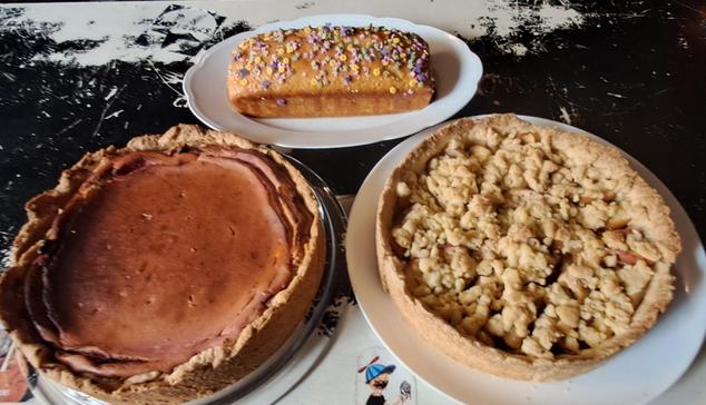 Foto der drei Kuchen und das Ankündigungsplakat für den Solisbend des A-Radio Berlin