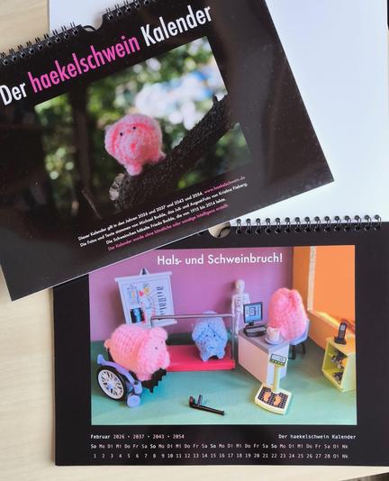 Das Titelblatt und die Februar-Seite des haekelschwein-Kalenders. Auf dem Titelblatt sitzt das haekelschwein auf einem Ast. Die Februarseite zeigt das Sprechzimmer einer Orthopädie oder eines Sanitätshauses, darin ein blaues und zwei rosa haekelschweine, von denen eines im Rollstuhl sitzt.