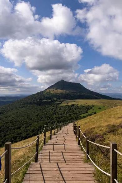 Le puy de Dôme et, à son sommet, l’Observatoire de physique du globe de Clermont-Ferrand, le 22 juillet 2025.