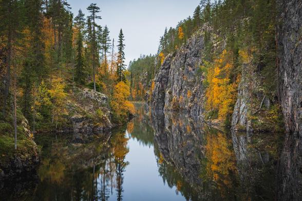 Wasser in felsiger Schlucht mit herbstlich gefÀrbten BÀumen