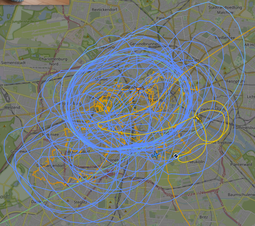 Luftüberwachung während des Berlin-Marathons, drei Flugzeuge und Hubschrauber kreisen über der ganzen Stadt