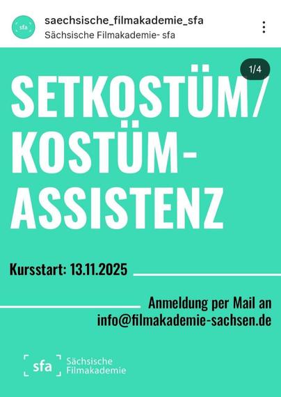 Ein Instagram-Beitrag, der eine Ankündigung für einen Kurs darstellt. Der Hintergrund ist in einem hellen Türkis gehalten. Oben links ist das Profilbild der "Sächsische Filmakademie-sfa" zu sehen. Auf dem Poster steht in großen, hellgrünen Buchstaben "SETKOSTÜM/KOSTÜM-ASSISTENZ". Darunter, in kleineren schwarzen Buchstaben, steht "Kursstart: 13.11.2025". Unterhalb davon, auf der rechten Seite, steht in schwarzer Schrift "Anmeldung per Mail an info@filmakademie-sachsen.de". Unten links befindet sich das Logo der Sächsischen Filmakademie.