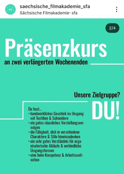 Ein Instagram-Beitrag, der eine weitere Folie in einem Karussell darstellt. Der Hintergrund ist in einem hellen Türkis gehalten. Oben steht in großer, weißer Schrift "Präsenzkurs" und darunter, in kleinerer Schrift, "an zwei verlängerten Wochenenden". Auf der rechten Seite des Bildes steht in großen, weißen Buchstaben "DU!". Links daneben befindet sich ein Textfeld mit einem weißen Rand, das eine Aufzählung von Fähigkeiten und Eigenschaften enthält, die in schwarzen Buchstaben geschrieben sind: "handwerkliches Geschick im Umgang mit Textilien & Schneidern", "ein gutes räumliches Vorstellungsvermögen", "die Fähigkeit, dich in verschiedene Charaktere & Stile hineinzudenken", "ein sehr gutes Verständnis für organisatorische Abläufe & verbindliche Umgangsformen" und "eine hohe Kompetenz & Arbeitsmotivation".