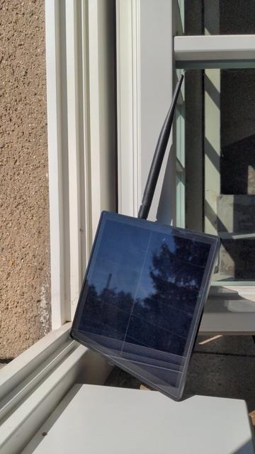 Solar Repeater in einem Fensterrahmen, Sonne tankend.