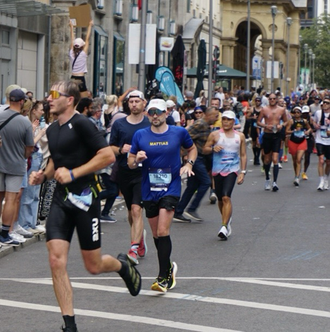 Mattias running the streets of Berlin during Berlin Marathon