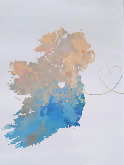 Zu sehen ist eine stilisierte Karte von Irland, in Pastellfarben gemalt mit einen kleinen weißen Herz