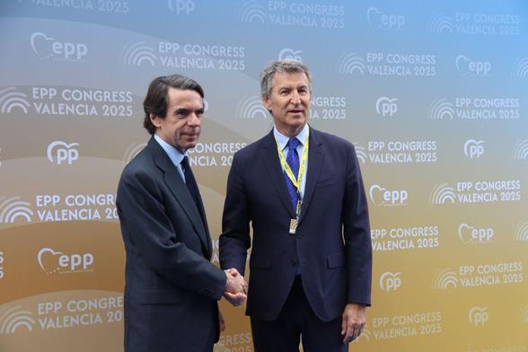 L'expresident José María Aznar i el president del PP, Alberto Núñez Feijóo, al congrés del PPE a València