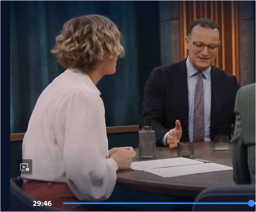 Jens Spahn mit Carmen Miosga am Tisch im Studio