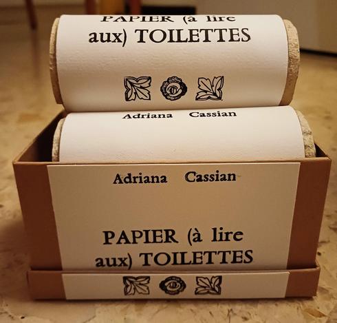 boite avec les rouleaux de papier (à lire aux) toilettes, livre objet