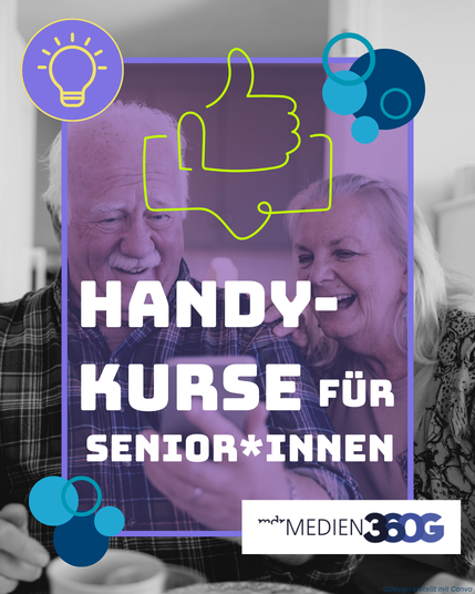 Das hochformatige Bild zeigt ein Foto von zwei älteren Menchen, die lachend auf ein Handy schauen. Darüber ist ein leuchtend gelber Daumen nach oben. Über dem Foto steht in weißer Schrift: Handykurse für Senior*innen. Das Foto ist mit einem lila Rahmen gerahmt, an dessen oberen linken Ecke ein Glühbrinen-Icon zu sehen ist. An den Seiten sind blaue Bubbels abgebildet.