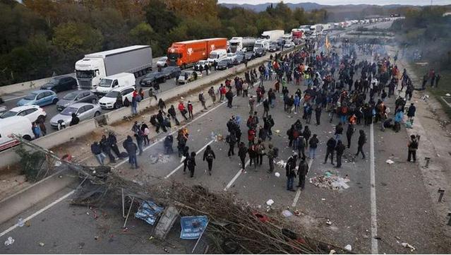 El tall de l'AP-7 de Tsunami Democràtic (Reuters/Rafael Marchante)