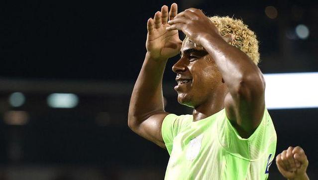 Lamine Yamal fa el gest de posar-se la corona després d'anotar el tercer gol a Mallorca (Reuters)
