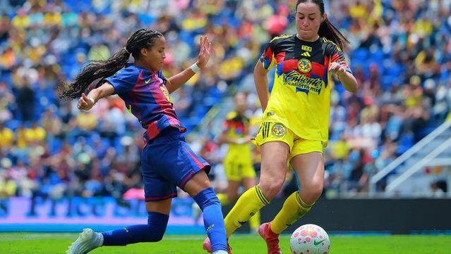 Vicky López intenta regatejar en un partit de pretemporada (Reuters)