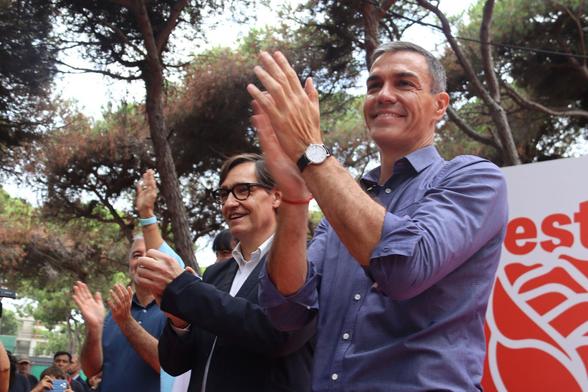 Pedro Sánchez i Salvador Illa a la Festa de la Rosa, a Gavà, aquest diumenge (ACN/Maria Pratdesaba)