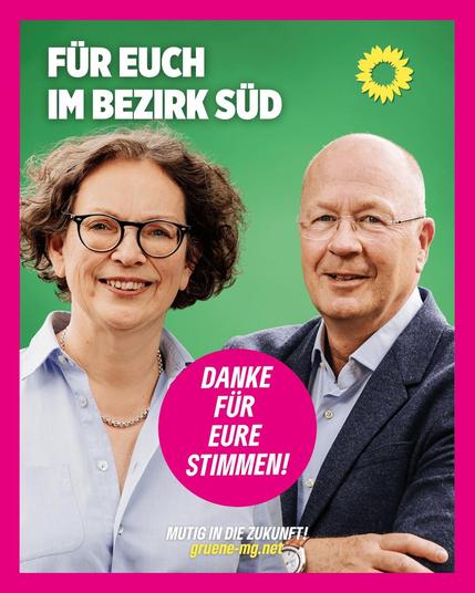 „Wahlplakat von Bündnis 90/Die Grünen Mönchengladbach: Susanne Vehling-Feinendegen und Marcel Klotz stehen nebeneinander und lächeln. Oben steht der Text ‚Für euch im Bezirk Süd‘ mit grünem Hintergrund und Sonnenblumen-Logo. In einem pinken Kreis steht ‚Danke für eure Stimmen!‘, darunter der Slogan ‚Mutig in die Zukunft! gruene-mg.net‘.“