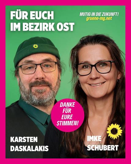 „Wahlplakat von Bündnis 90/Die Grünen Mönchengladbach: Karsten Daskalakis und Imke Schubert lächeln nebeneinander vor grünem Hintergrund. Oben steht der Text ‚Für euch im Bezirk Ost‘, daneben der Slogan ‚Mutig in die Zukunft! gruene-mg.net‘. In einem pinken Kreis steht ‚Danke für eure Stimmen!‘. Unten sind die Namen Karsten Daskalakis und Imke Schubert zusammen mit dem Grünen-Logo abgebildet.“