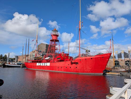 Altes Feuerschiff Texel, komplett rot lackiert strahlt es in der Sonne.