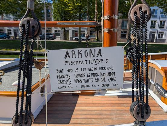 Schild an einem Segelboot namens Arkona. Das Boot wurde 1949 in Stralsund gebaut, war als Karl26 als Fischerboot vor Usedom unterwegs und wird derzeit für Segelfracht wieder fit gemacht.