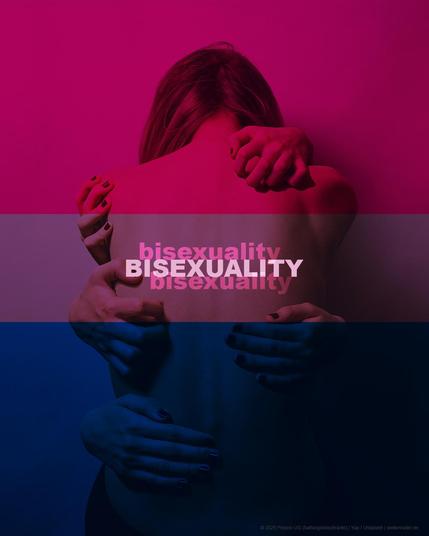 Eingefärbt in der Bisexualitätsfahne (Rosa, Violett, Blau) sieht man den nackten Rücken einer langhaarigen Person auf den fünf Hände greifen.