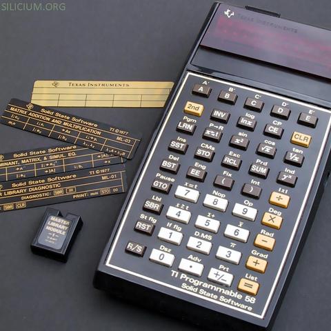 La TI-58 (1977) :
👉 Pas d’IA
👉 Pas de cloud
👉 Mais des modules ROM pour lancer tes “apps” en 1977 !
La vraie App Store avant l’heure