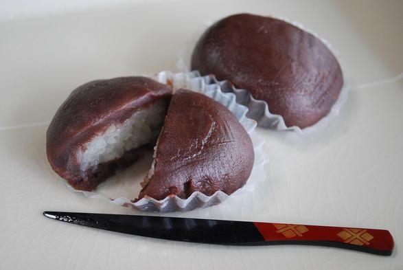 A peak inside a botamochi (you can see the sticky rice within).

Photo thanks🙇‍♂️-http://tokino-mori.jp/season/ohagi/