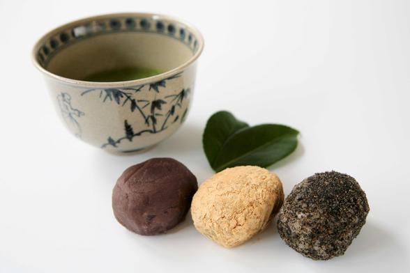 Some variations on botamochi (plain, kinako and sesame).

Photo thanks🙇‍♂️-http://tokino-mori.jp/season/ohagi/