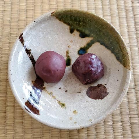 Botamochi and ohagi (although basically the same sweet) differ in textures. Botamochi has smooth bean jam, whereas ohagi has a rough bean jam.