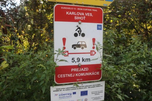 Navigation sign informing about missing cycling infrastructure on cycle route at Devínska cesta in Bratislava.
