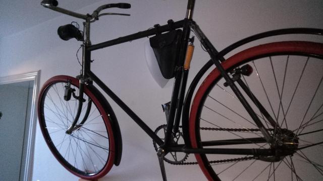 Im Gutshof Barkow hängt ein tolles altes Fahrrad an der Wand