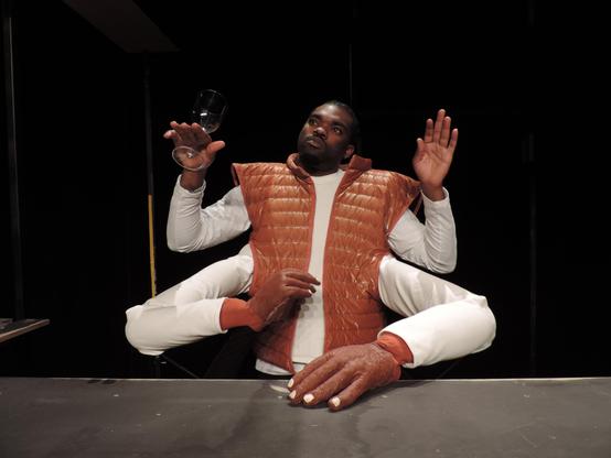 un homme a quatre bras sert un verre de vin