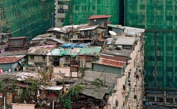 Rooftpop slums ou bidonvilles de toit, où vivent les plus pauvres à Hong Kong (entre autres lieux)