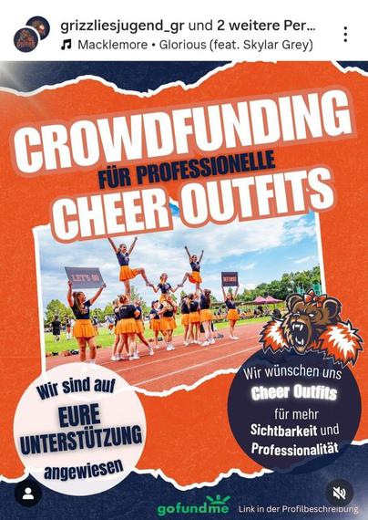 Das Bild ist ein Werbeplakat für ein Crowdfunding-Projekt der Cheerleader der „Grizzlies“.

Oben steht in großen weißen und orangenen Buchstaben auf orangem Hintergrund:
„CROWDFUNDING FÜR PROFESSIONELLE CHEER OUTFITS“

Darunter ist ein Foto einer Cheerleader-Gruppe zu sehen, die auf einem Sportplatz eine Pyramide aufbaut. Zwei Personen halten Schilder mit den Aufschriften „LET’S GO“ und „DEFENSE“ hoch.

Links unten im Bild steht in einem weißen Kreis:
„Wir sind auf EURE UNTERSTÜTZUNG angewiesen“

Rechts unten ist ein Logo mit einem brüllenden Bärenkopf und daneben der Text:
„Wir wünschen uns Cheer Outfits für mehr Sichtbarkeit und Professionalität“

Unten in der Mitte ist das gofundme-Logo mit dem Hinweis:
„Link in der Profilbeschreibung“