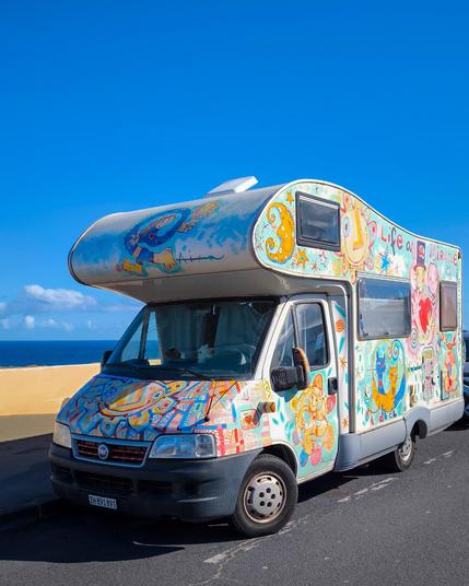 Autocaravana con graffitis