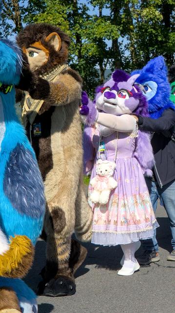 Ein kleiner Pinker Fursuiter sticht durch die geringe Körpergröße heraus