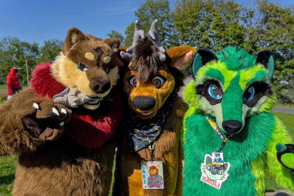 Gruppenfoto mit zwei Bär Fursuitern und einen grünen Waschbären