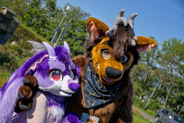 Pinker Fursuiter mit Bären Fursuiter