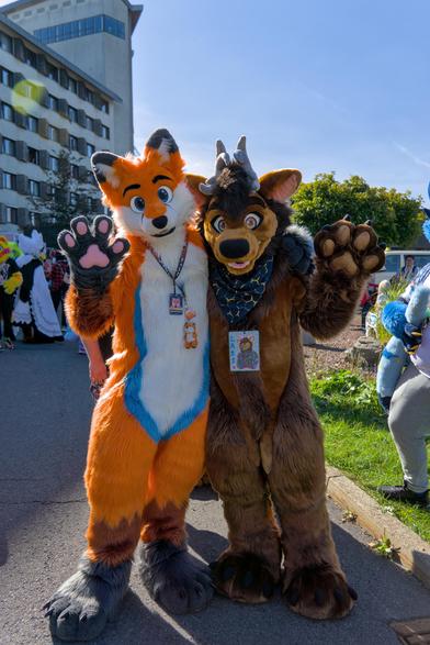Fuchs Fursuiter mit Bär Fursuiter
