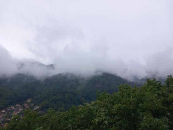 Un ciel nuageux au dessus des vosges, dans lesquels sont accroché des nuages bas.