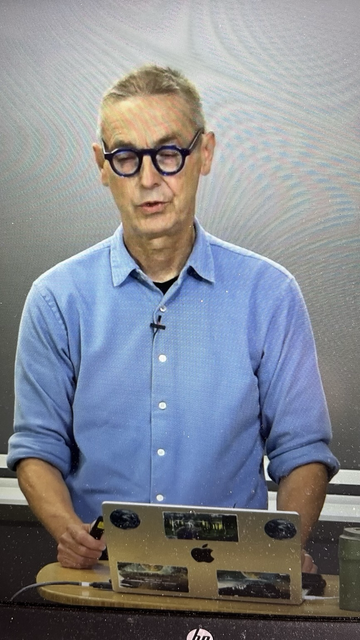 A man talking to the Câmara 