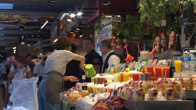 Sucs i fruita tallada per emportar-se, en una parada de la Boqueria (3CatInfo)