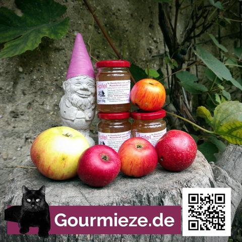 Marmeladengläser mit Äpfeln und Gartenzwerg