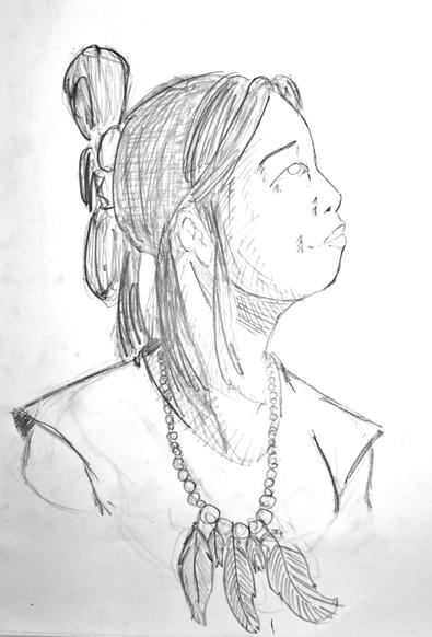 Croquis d'une jeune femme qui regarde vers le ciel. Un collier de plumes sur son torse. Les cheveux noirs, fins, sont tirés dans un chignon lâche.