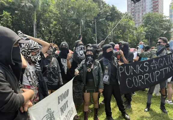 Phillipines punks against Corruption 
At a September 2025 gathering of #anarchists, the crowd included members of #Manila #FoodNotBombs and the Manila punk/hardcore scene which is pretty large and political. 
People may or may not remember, Manila Food Not Bombs had four members murdered by the Duterte regime in 2018.
https://freedomnews.org.uk/2018/10/18/philippines-war-on-drugs-four-food-not-bombs-volunteers-murdered-one-in-jail/
