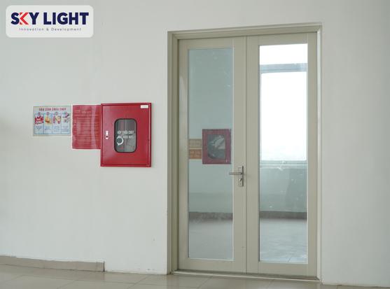 Cửa kính chống cháy EI Sky Light trong hệ thống thoát hiểm của công trình hiện đại