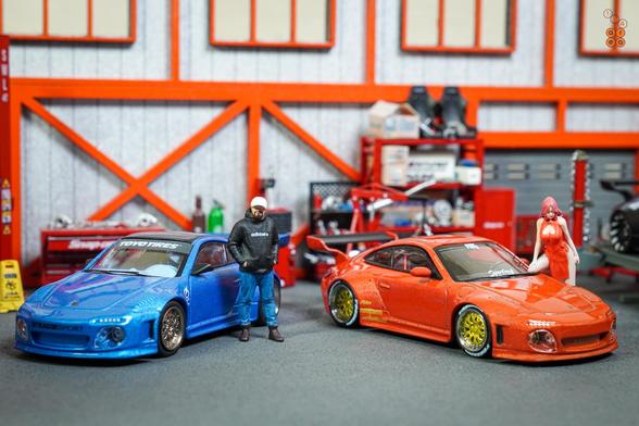 Two cars of Old & New 997 by Tarmac Works in 1:64 scale with 1:64 figures on AREA 164.